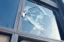 Une vitre cassée